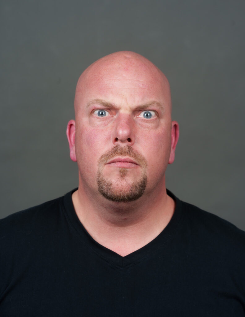 Kopf Portrait eines Mannes. Die Augen sind zeigen Wut.